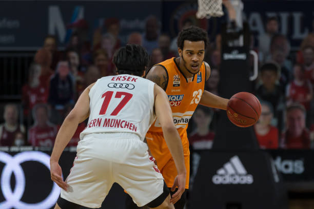 他在防守端 他在防守端