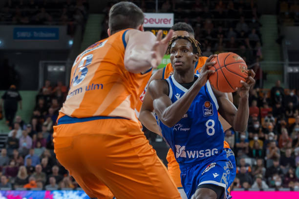 首场比赛中 首场比赛中