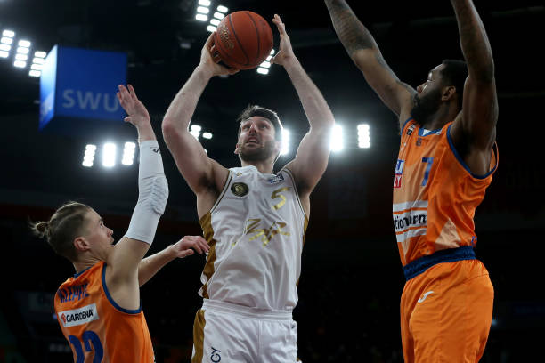 男足接连两 男足接连两